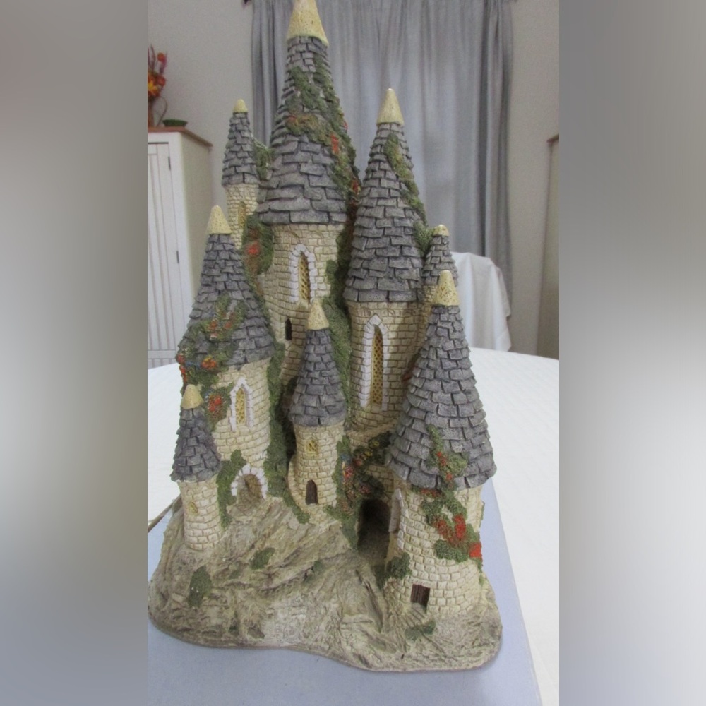 Vintage 1982 David Winter "Fairytale Castle" . Excellent condition.